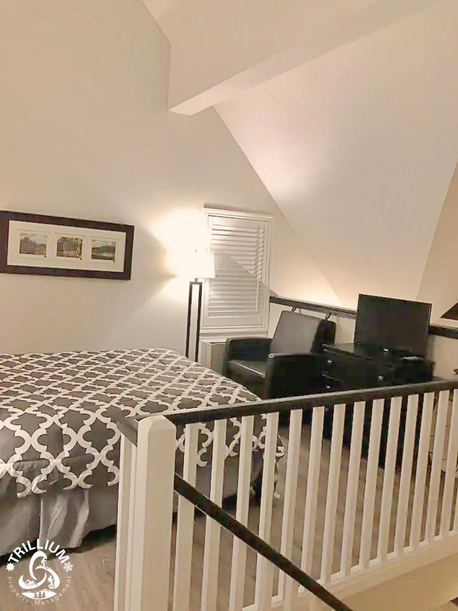 Blue Mountain, Collingwood - Loft Condo, Sleeps 4 Blue Mountains Exteriör bild
